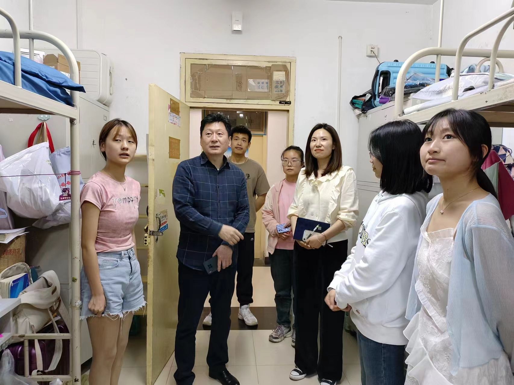 心系学子，“宿”说安全--amjs澳金沙门线路首页党总支书记走访学生宿舍
